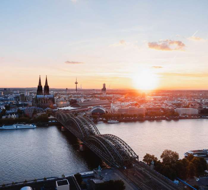 Sonnenuntergang, Blick über den Rhein mit Brücke und Kölner Dom